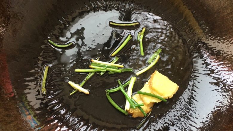 新吃法之芹菜炒鸭肫,热锅下油,葱姜爆锅