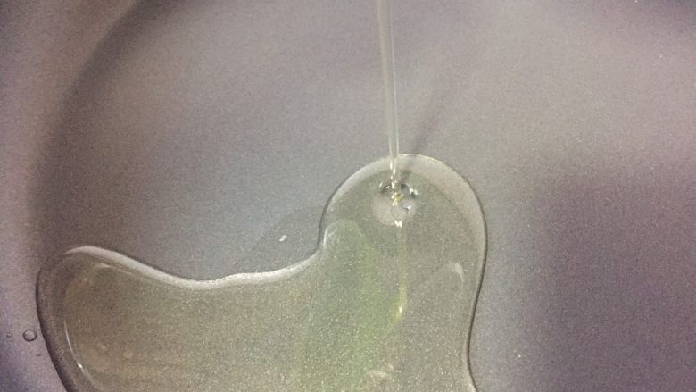 蜂蜜红糖粑粑,不粘锅倒入适量的油