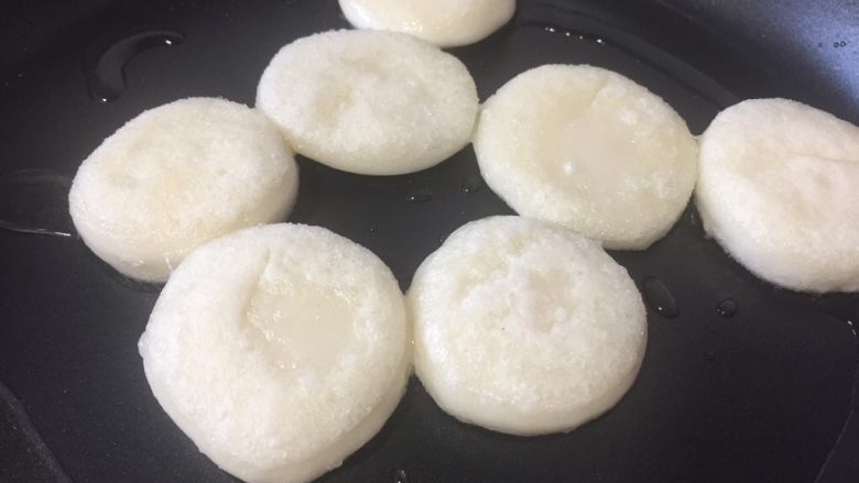 蜂蜜红糖粑粑,面饼有一些鼓高就可以翻面了,当然你也可以煎至两面金黄,反正你满意就好哈