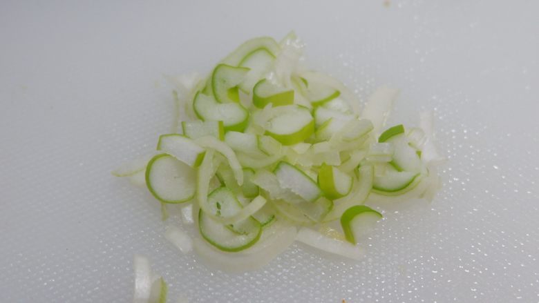 猪油渣雪菜炒黄豆,<a style='color:red;display:inline-block;' href='/shicai/ 138'>大葱</a>洗净,切成葱花;