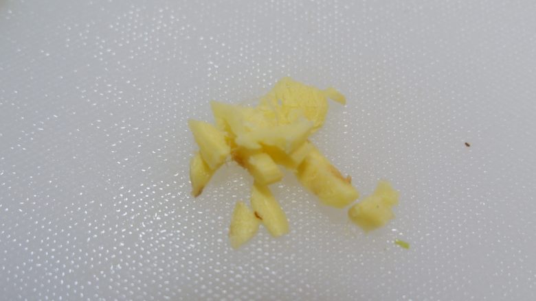 猪油渣雪菜炒黄豆,姜块去皮,洗净,切成末。