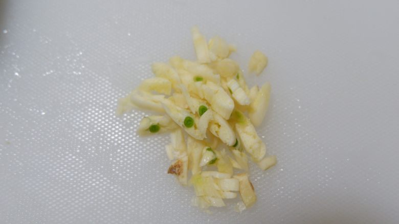 猪油渣雪菜炒黄豆,蒜瓣均去皮,洗净,切成末。