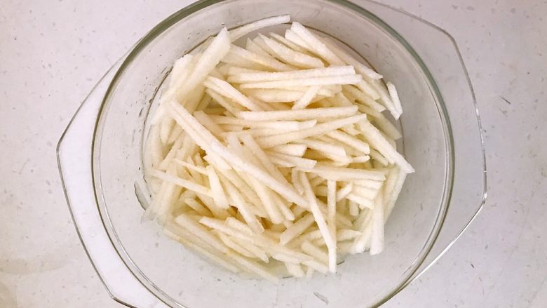 5分钟快手菜 柠香蜜汁拌双丝,调匀,加入柠檬汁可以避免梨丝氧化变色