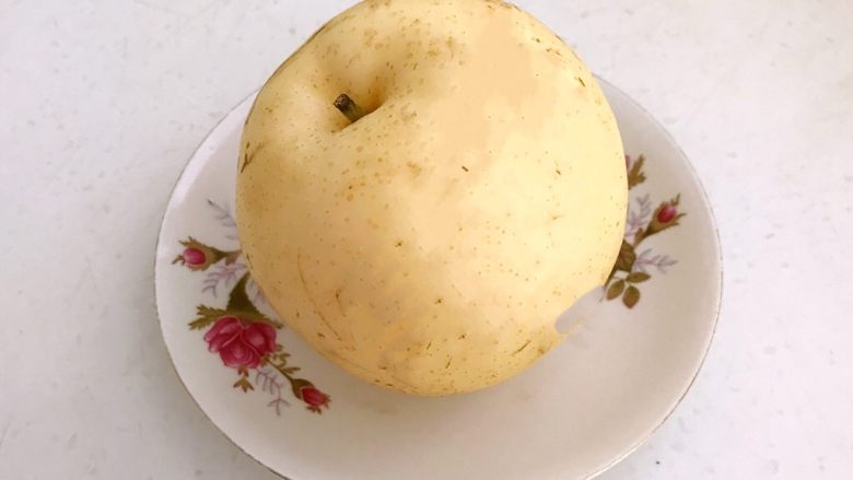 5分钟快手菜 柠香蜜汁拌双丝,皇冠梨清洗干净