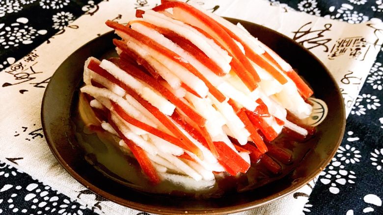 5分钟快手菜 柠香蜜汁拌双丝,把柠香蜜汁拌双丝装入盘中