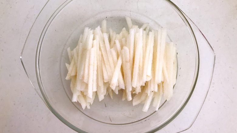 5分钟快手菜 柠香蜜汁拌双丝,把皇冠梨切成粗丝