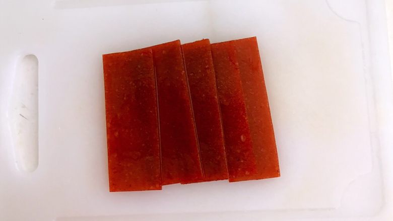 5分钟快手菜 柠香蜜汁拌双丝,自制<a style='color:red;display:inline-block;' href='/shicai/ 4085'>山楂糕</a>(另有菜谱)切成厚片