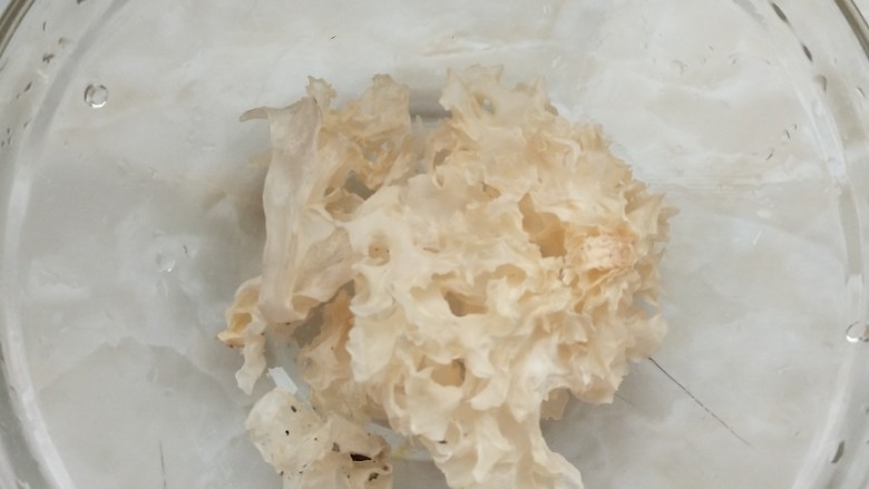 红枣银耳雪梨汤,第三步：准备适量的<a style='color:red;display:inline-block;' href='/shicai/ 232'>银耳</a>，看自己做多少，我做了三碗的量，<a style='color:red;display:inline-block;' href='/shicai/ 232'>银耳</a>泡发一下很多的