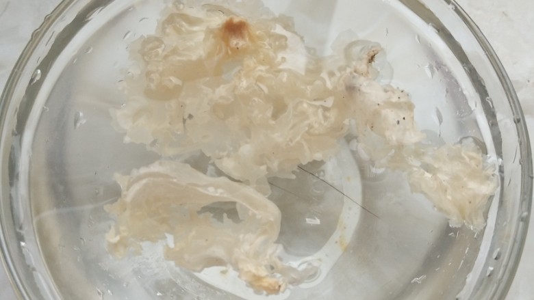 红枣银耳雪梨汤,第四步:加凉水泡发银耳