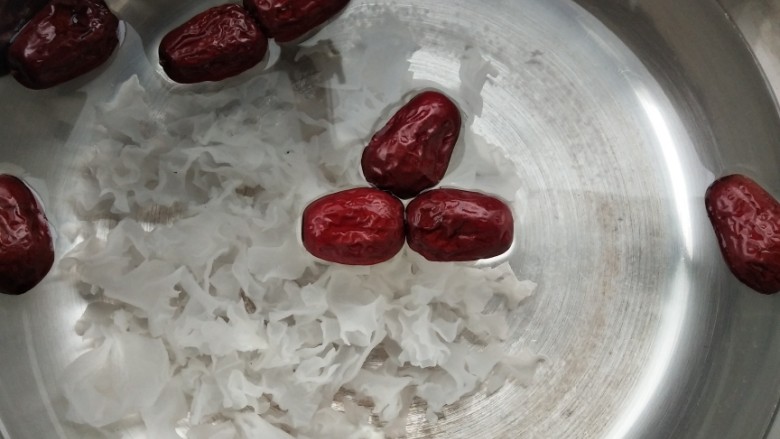 红枣银耳雪梨汤,第八步:加适量的凉水,先放红枣和银耳,水可多加一些,因为要煮很长时间,整个过程我大概煮了55分钟