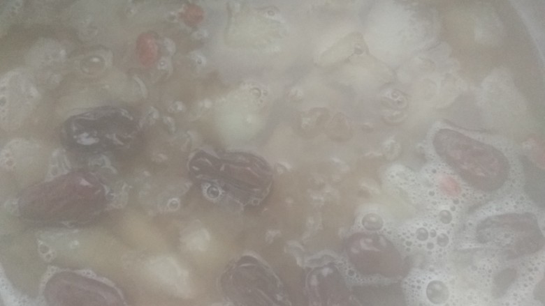 红枣银耳雪梨汤,第十一步:大火慢炖35分钟后倒入雪梨,小火煮10分钟,最后倒入洗好的枸杞