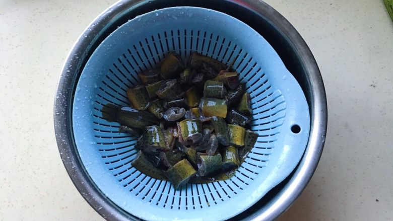 姜葱爆水参泥鳅,再剪成一样的长度,放在沥水篮里沥干水分