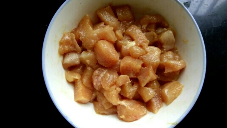 豌豆炒鸡丁,鸡丁中放入一勺<a style='color:red;display:inline-block;' href='/shicai/ 788'>生抽</a>,一勺料酒,一勺淀粉,搅拌均匀,腌制一会儿