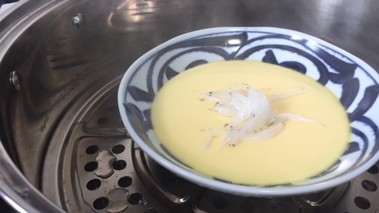 银鱼鸡蛋羹,中火蒸7分钟,放入小银鱼