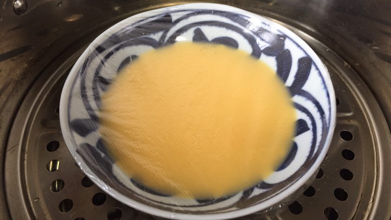 银鱼鸡蛋羹,碗里盖上防高温保鲜膜,或者盖个盘子也可以的,蒸锅里水开了才能放入哦