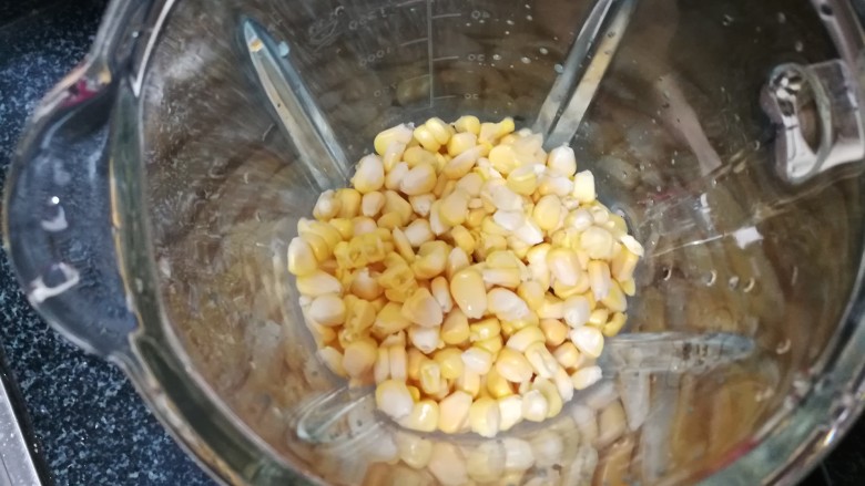 好吃看得见的玉米浓汤,掰好的完整的玉米粒,倒进料理机