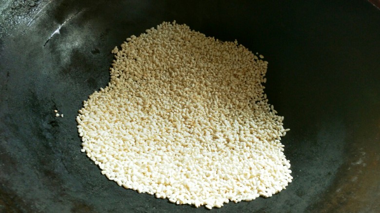 铁锅糊米鸡,<a style='color:red;display:inline-block;' href='/shicai/ 498'>糯米</a>下锅,慢慢抄糊米。