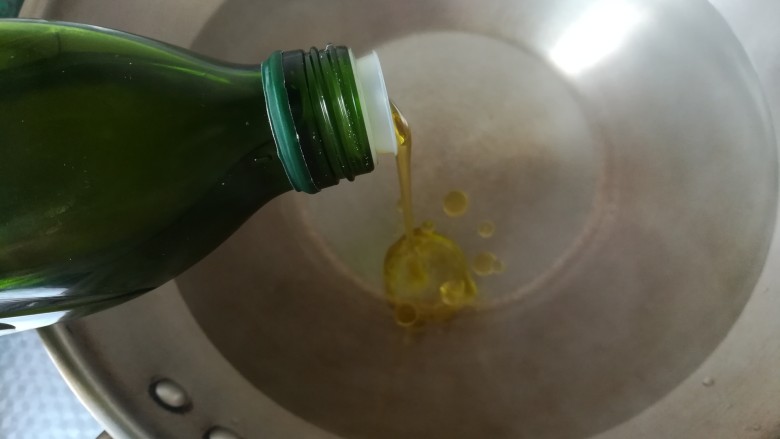 传统意式肉酱面,先煮面。锅中倒入大量的水,煮开,加适量<a style='color:red;display:inline-block;' href='/shicai/ 851'>橄榄油</a>。