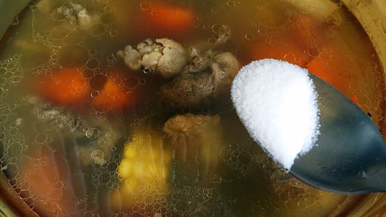 排骨玉米胡萝卜汤,熄火,放盐调味