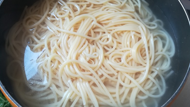 传统意式肉酱面,煮好的意面捞出,过冷水备用。