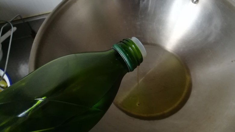 传统意式肉酱面,锅中倒入适量橄榄油,加热。