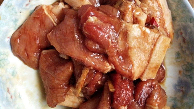 蒸米粉肉,腌制一段时间,再把作料挑出
