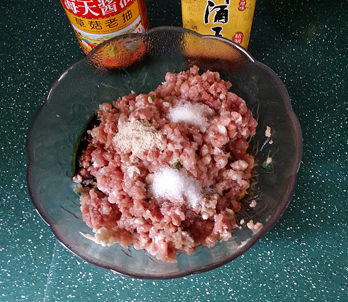 炸香酥藕盒,搅好的肉沫加入食盐、<a style='color:red;display:inline-block;' href='/shicai/ 3729'>白糖</a>、<a style='color:red;display:inline-block;' href='/shicai/ 813'>鸡粉</a>、料酒和<a style='color:red;display:inline-block;' href='/shicai/ 762'>老抽</a>（PS：肉馅我一次搅多些备，实际用多少没秤重）