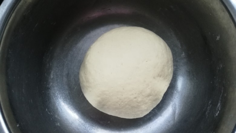 五香烧饼,揉成光滑的面团,盖上湿布发酵。