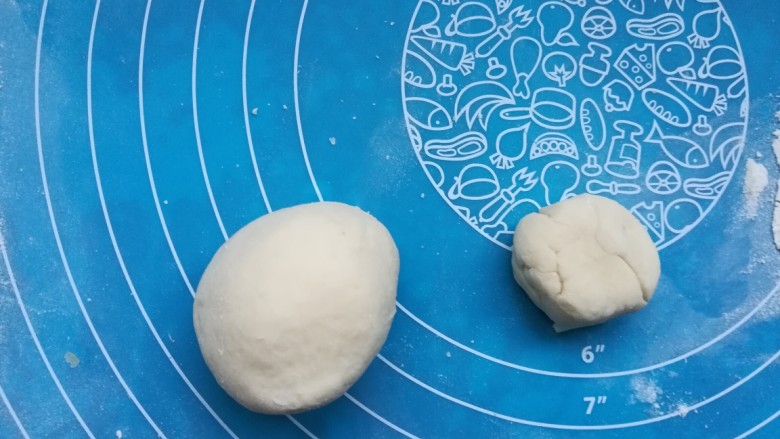 五香烧饼,分好的面团,拿一个,揪下来一小块。