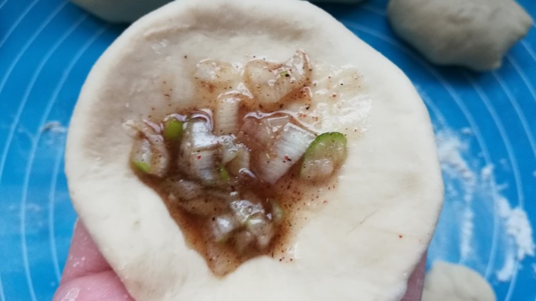 五香烧饼,将面团按扁,包入一点儿油酥。