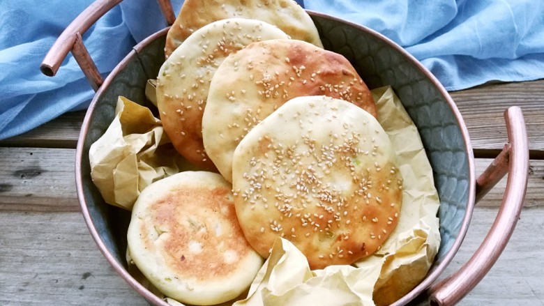 五香烧饼,外皮酥脆,里面却非常松软!