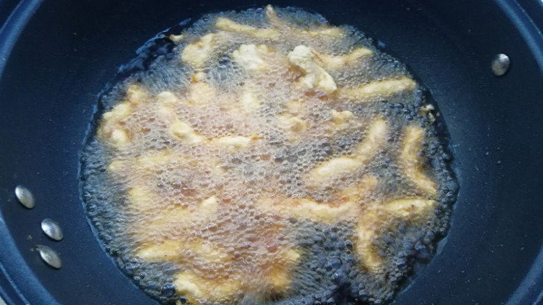 干炸里脊,锅加油烧热至6成热,如果掌握不好油温高低,先下入一条到油锅内,里脊条周围马上起密集的小泡油温就可以了