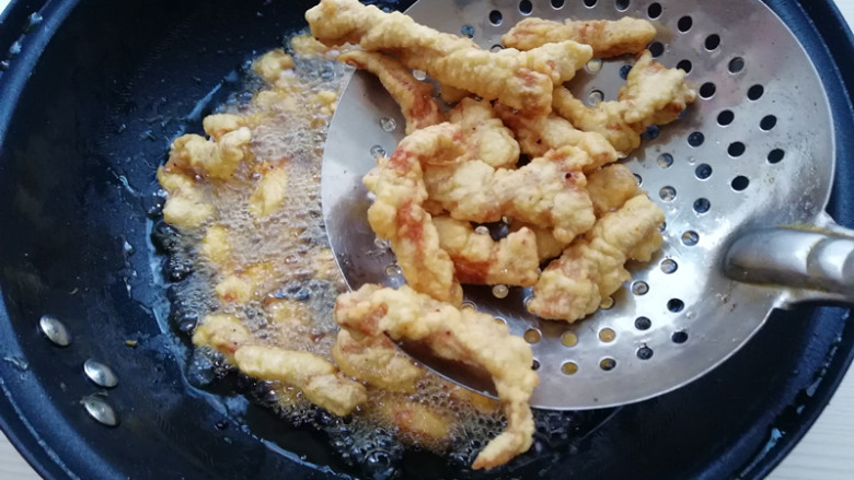 干炸里脊,升高油温至7成热,下入里脊条复炸,将里脊条炸至金黄,外焦里嫩