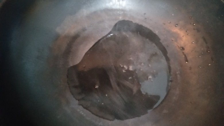 充满爱的青椒豆皮,放入食用油,油锅是热的,让油温不要太高。