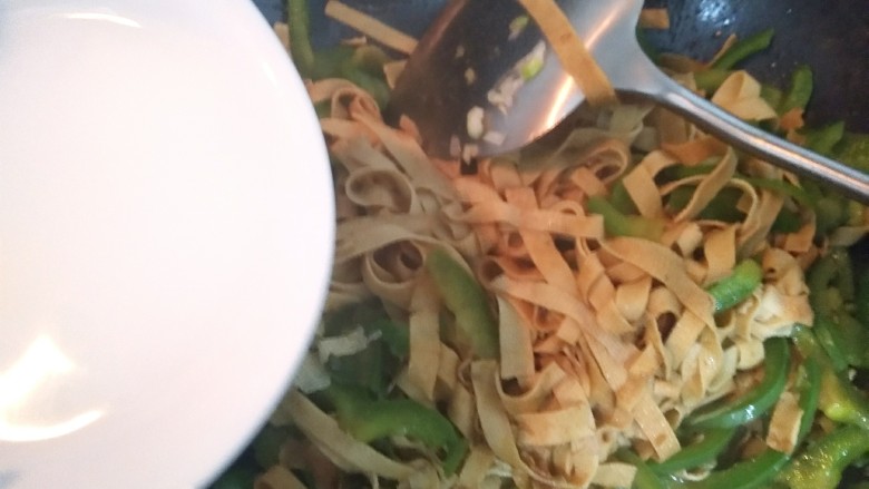 充满爱的青椒豆皮,淀粉兑水搅拌成水淀粉,倒入锅中勾芡。