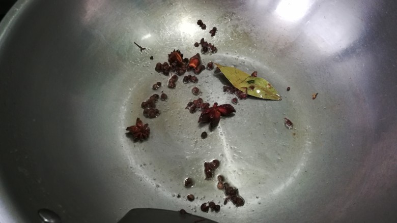 酒鬼花生,锅中留少许油,入花椒,八角,香叶炒出香味。