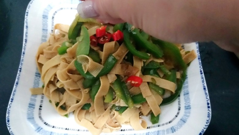 充满爱的青椒豆皮,放一点小米辣,不爱吃辣的可以不放。