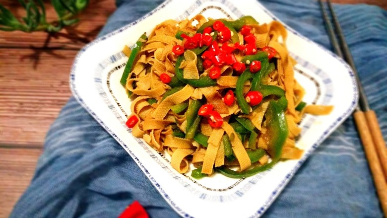 充满爱的青椒豆皮,老公做的爱心青椒豆皮做好了😁!