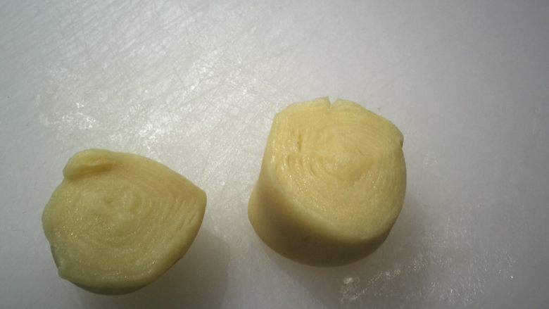 香蕉酥,取一个面卷,从中间对切成两半,切口能看到圈纹,要用锋利点的刀