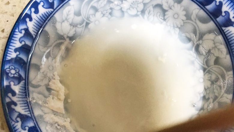 宝宝辅食10M➕:蔬菜奶酪鸡蛋卷,取5g玉米淀粉,加入25g清水,用筷子搅拌成水淀粉备用