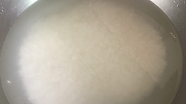 翻转樱花寿司,第一步.饭的做法:
1.珍珠米放五分之四
平常米放五分之一(平常在家自己做的话可以直接用平常米蒸,不用过于讲究)
2.洗完后浸泡20分钟
3.开始蒸
4.蒸好后焖10分钟
5.倒在碗里一小勺糖,一小勺白醋,两勺寿司醋(寿司醋用平常吃饭的勺子),搅拌均匀
6.等饭焖好后倒入饭里搅拌均匀