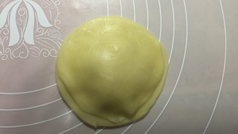 香蕉酥,盖上另一片面皮,这一步与上一步要注意,将面皮有明显漂亮圈纹的一面朝向外面,接触馅的一面没有明显圈纹