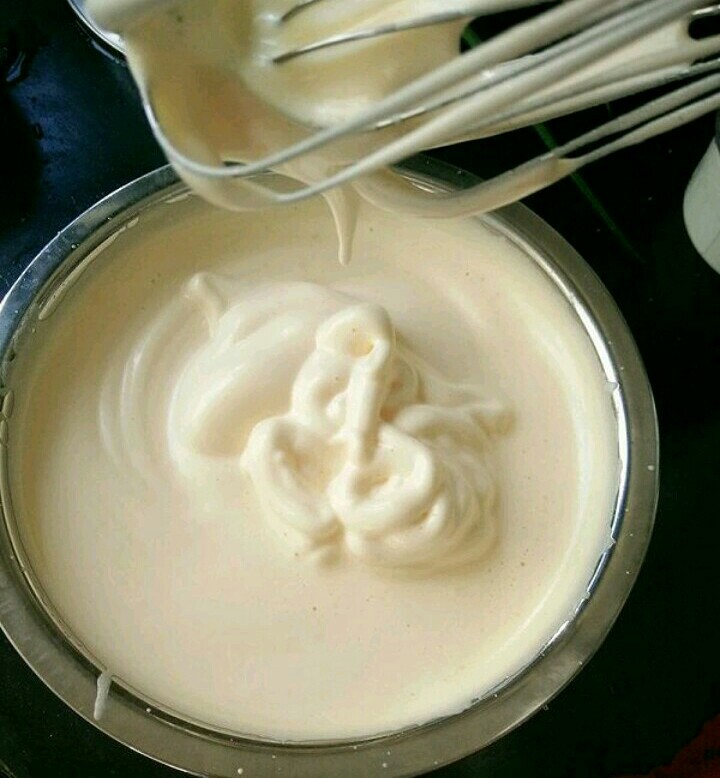 迷你小蛋糕,用打蛋器打发,提起打蛋器滴落的蛋液不马上消失就可以了。
