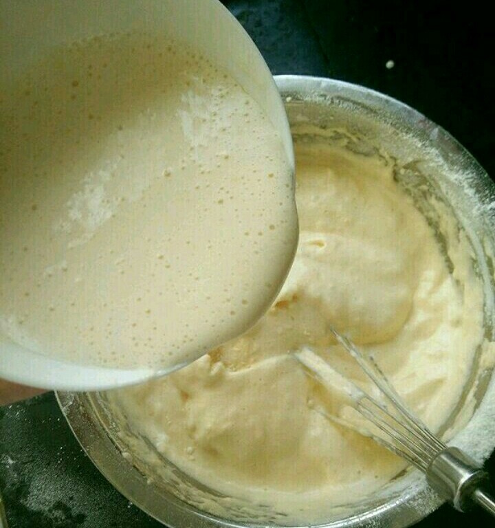 迷你小蛋糕,重新倒回蛋糕糊里,翻拌至顺滑即可。