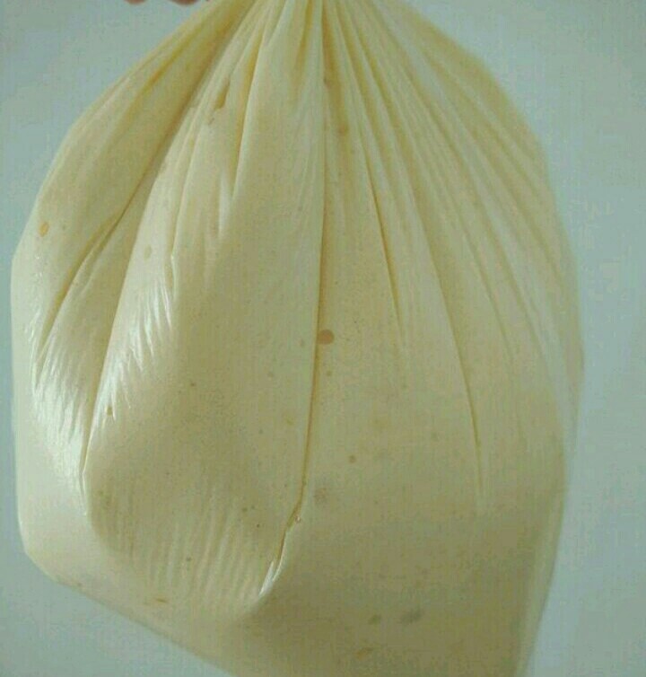 迷你小蛋糕,把蛋糕糊装到保鲜袋,同时烤箱预热160度。