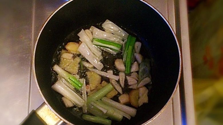 牛肉豆腐意面,将锅洗干净或换一个锅,加入适量的油,放入葱、姜、蒜爆香。