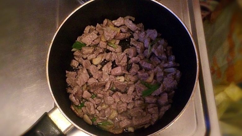 牛肉豆腐意面,倒入用水焯过的牛肉，加入适量的<a style='color:red;display:inline-block;' href='/shicai/ 788'>生抽</a>、<a style='color:red;display:inline-block;' href='/shicai/ 12043'>花椒粉</a>、<a style='color:red;display:inline-block;' href='/shicai/ 9613'>辣椒面</a>。