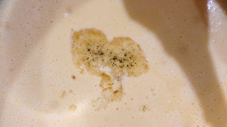 奶油蛋卷&咸芝麻蛋卷,我加了一勺香草膏、
只要看到这些可爱的小黑点就会食欲大增~~