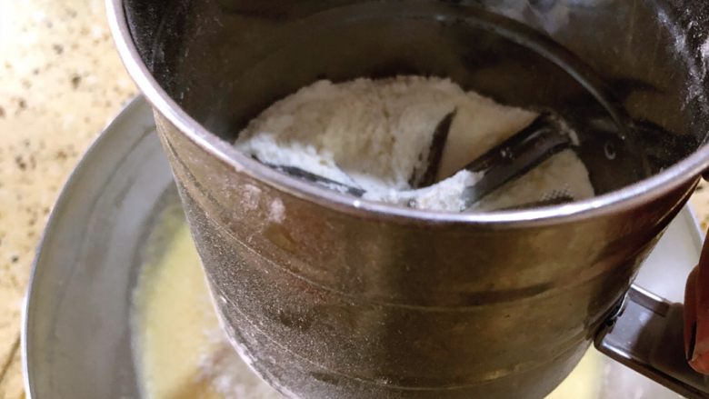 奶油蛋卷&咸芝麻蛋卷,把之前筛好的粉类、再筛进鸡蛋液中