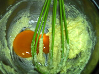 #花样吐司#奶香葡萄干吐司,加入蛋黄,搅拌均匀